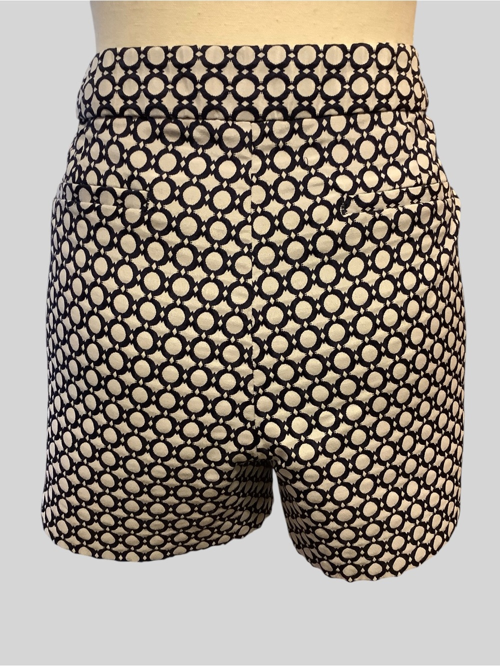 Banana Republic Hampton Fit Navy Blue & White Geometric Print Shorts Size 12 - Picture 3 of 10
